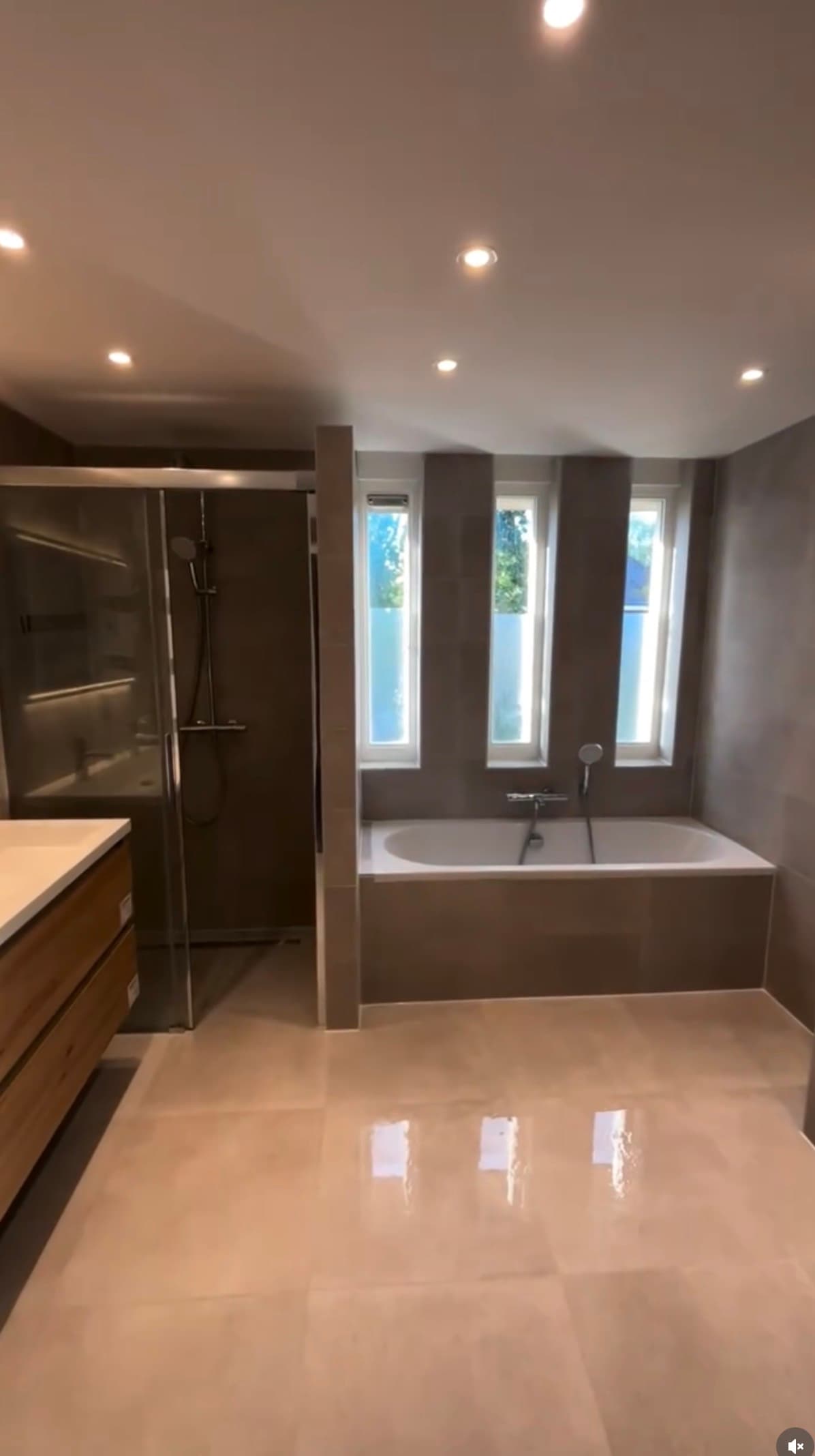Spa-style bathroom in Almere